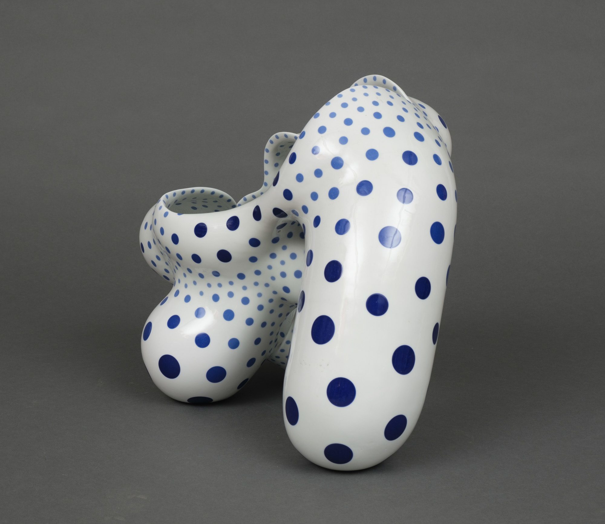 A LARGE PORCELAIN BIOMORPHIC SCULPTURE BY HARUMI NAKASHIMA, 2011 - Image 5 of 6