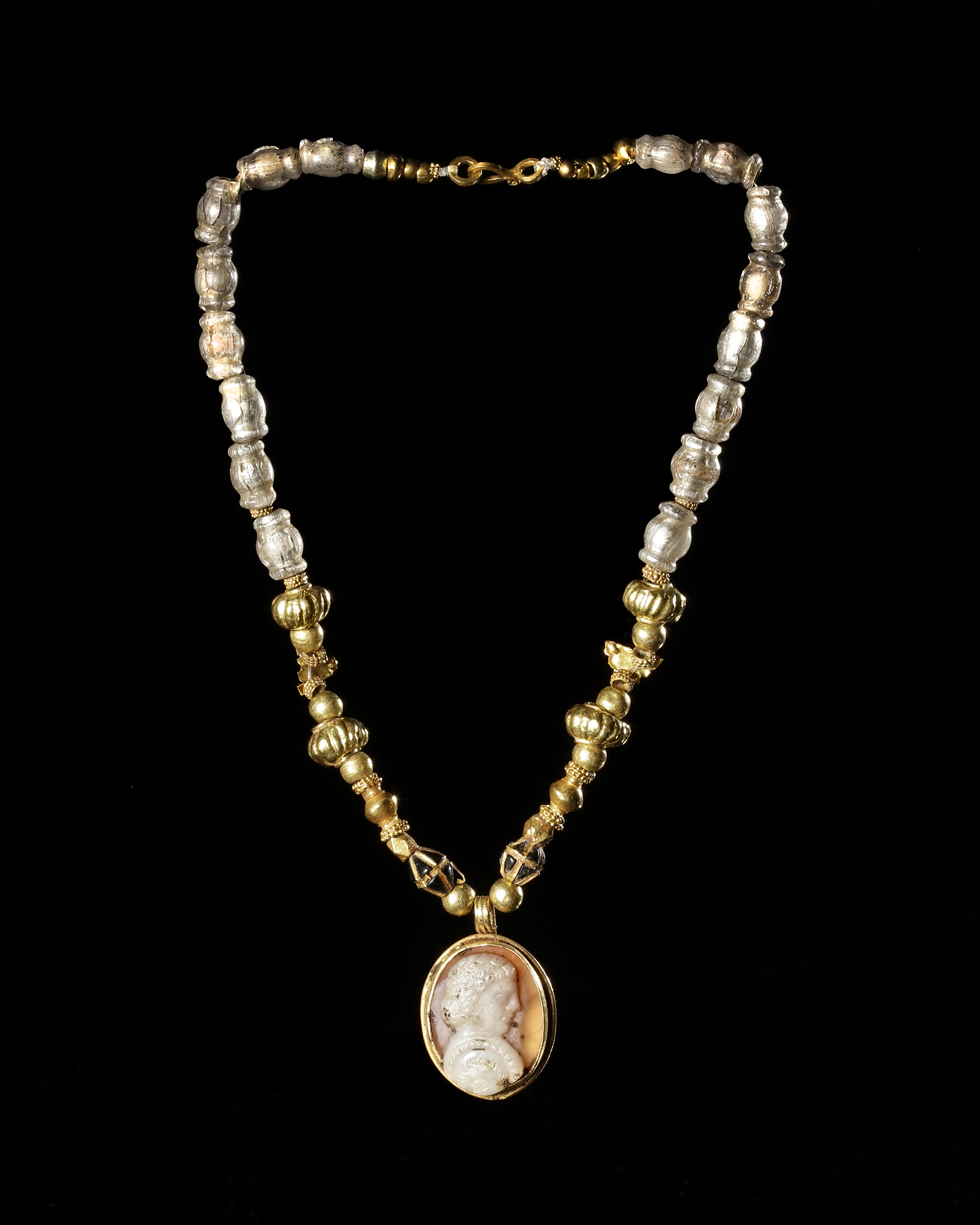 A NECKLACE WITH A CAMEO PENDANT AND NECKLACE OF ANCIENT BEADS OF VARIOUS PERIODS, 3RD CENTURY BC TO