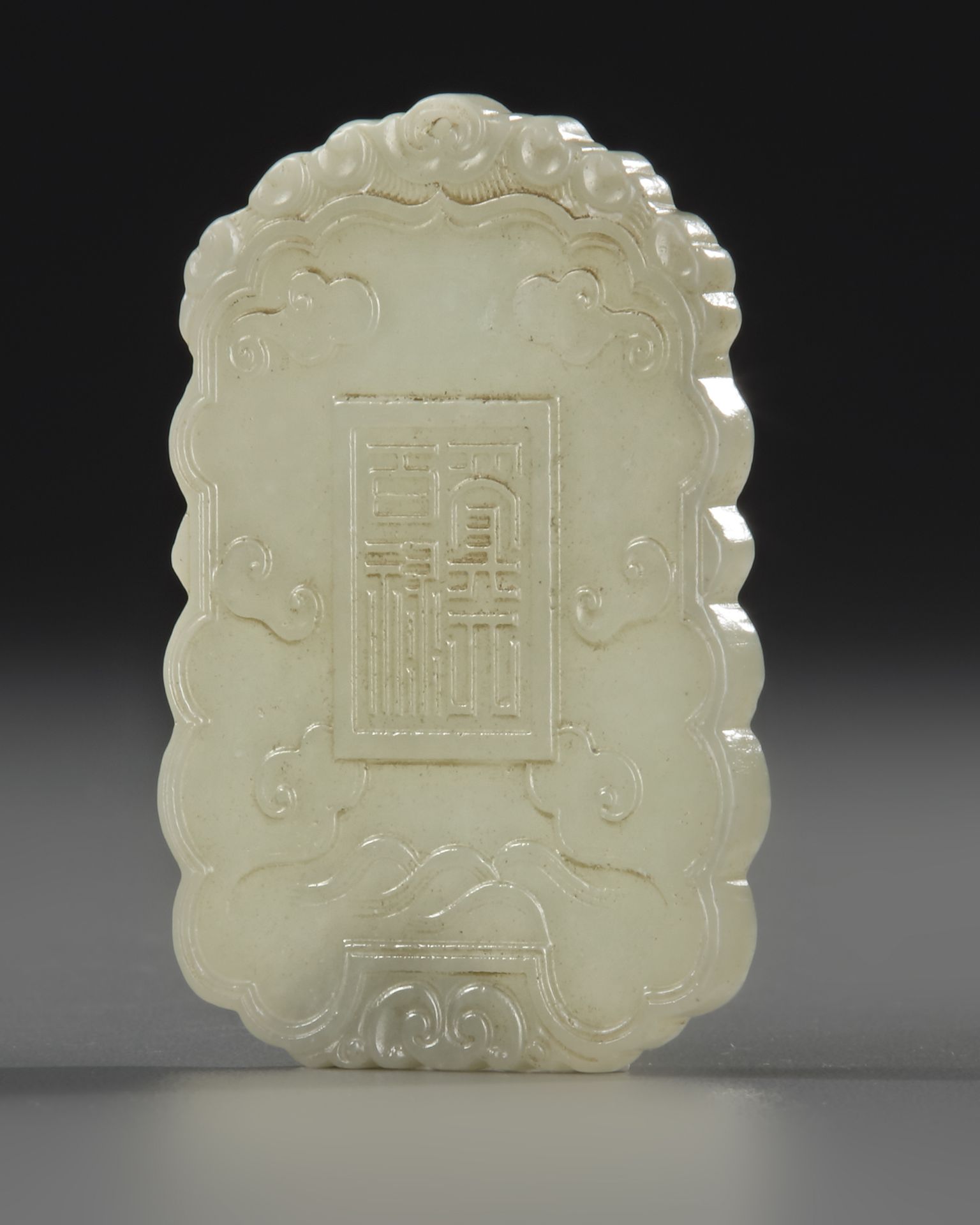 A CHINESE JADE CARVED PLAQUE, QING DYNASTY (1644-1911) - Bild 3 aus 4