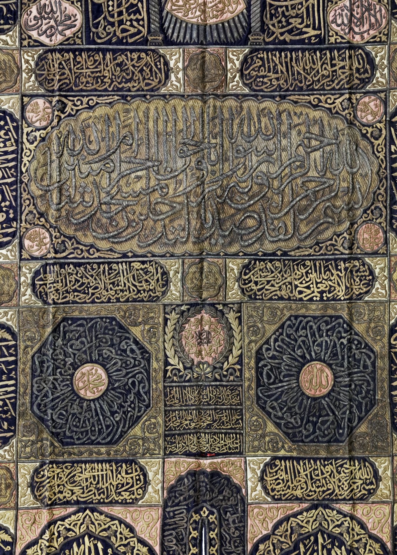 AN IMPORTANT OTTOMAN METAL-THREAD EMBROIDERED CURTAIN MADE FOR THE DOOR OF THE KABAA (BURQA'), PERIO - Bild 5 aus 10