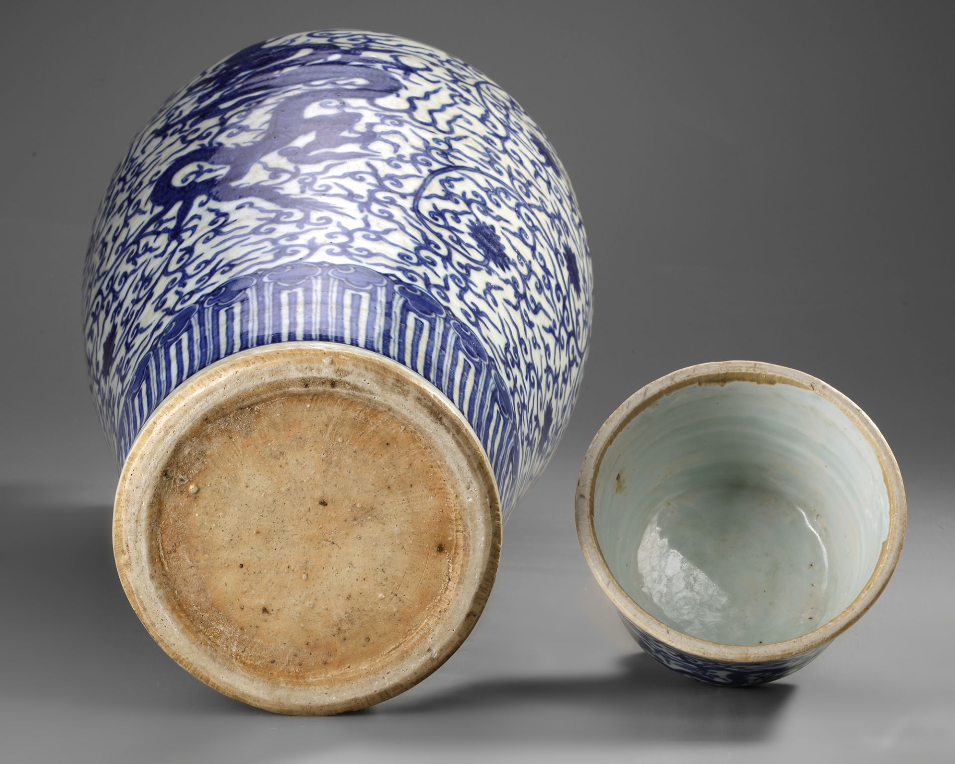 A MASSIVE BLUE AND WHITE ‘DRAGON’ VASE, MEIPING, WITH COVER - Bild 6 aus 7