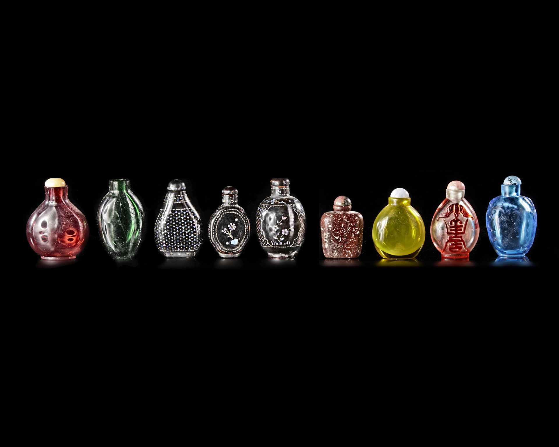 A COLLECTION OF 9 SNUFF BOTTLES IN VARIOUS MATERIALS, QING DYNASTY (1644-1911) - Bild 2 aus 2