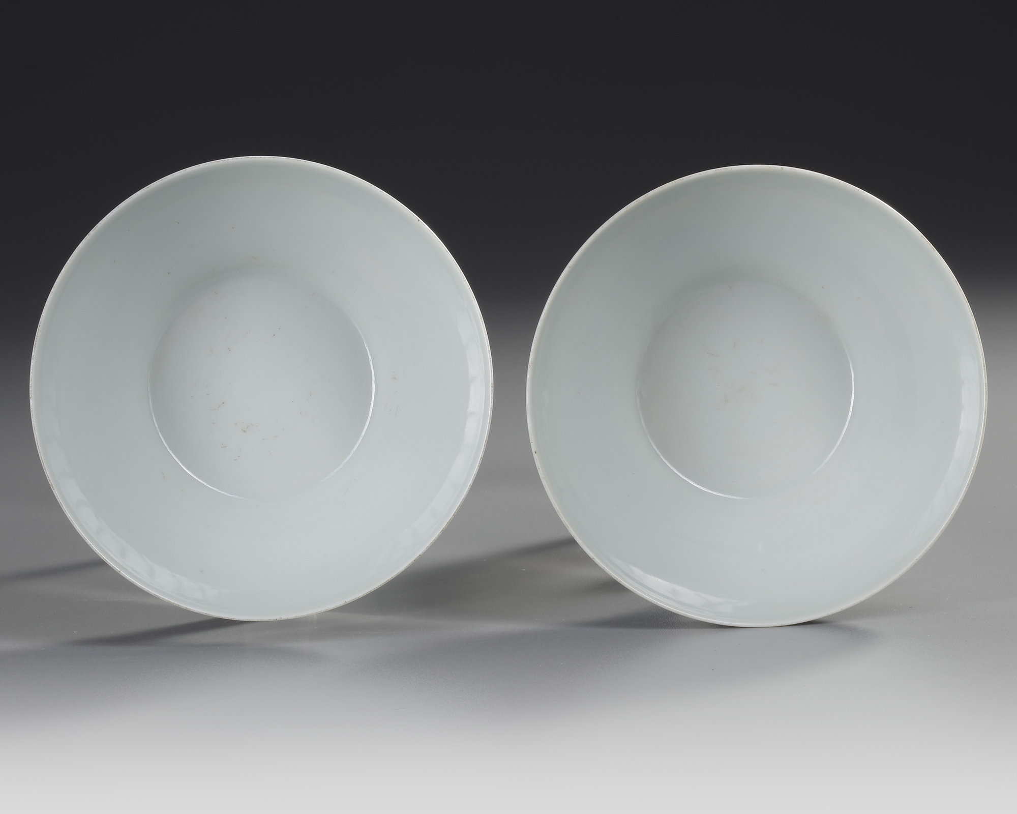 A PAIR OF CHINESE BLUE AND WHITE OGEE BOWLS, QING DYNASTY (1644–1911) - Image 4 of 4