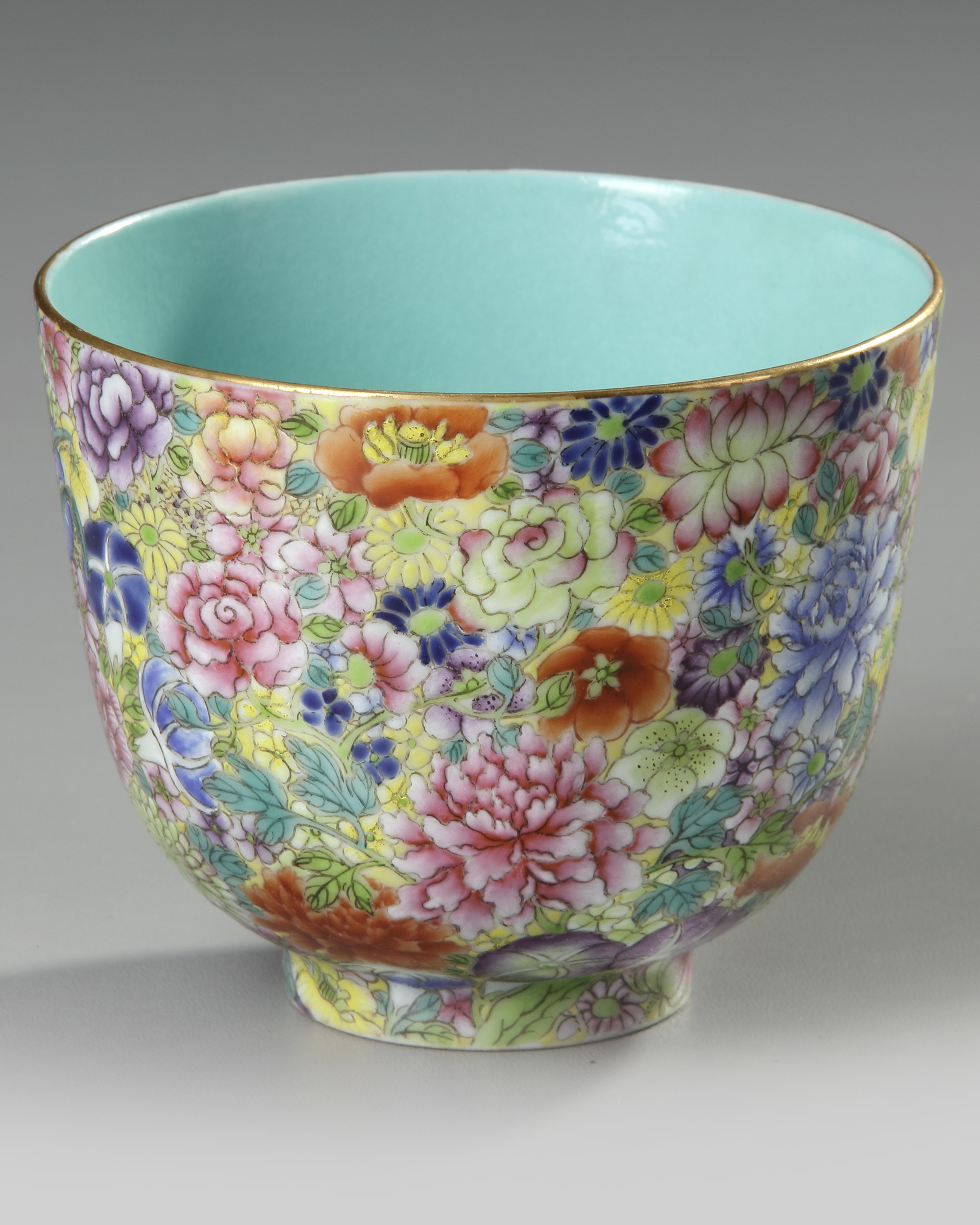 A CHINESE FAMILLE-ROSE 'MILLE-FLEURS' CUP, 19TH-20TH CENTURY - Image 3 of 4