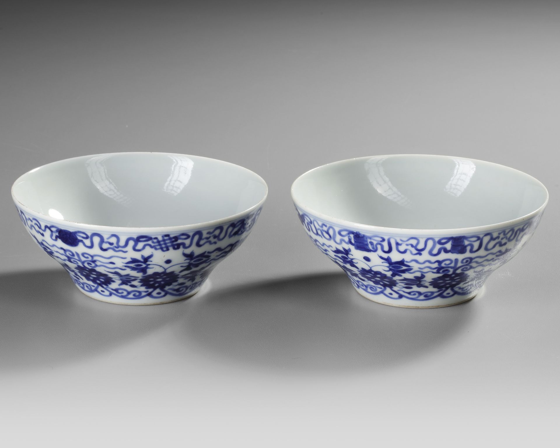 A PAIR OF CHINESE BLUE AND WHITE OGEE BOWLS, QING DYNASTY (1644–1911) - Bild 2 aus 4