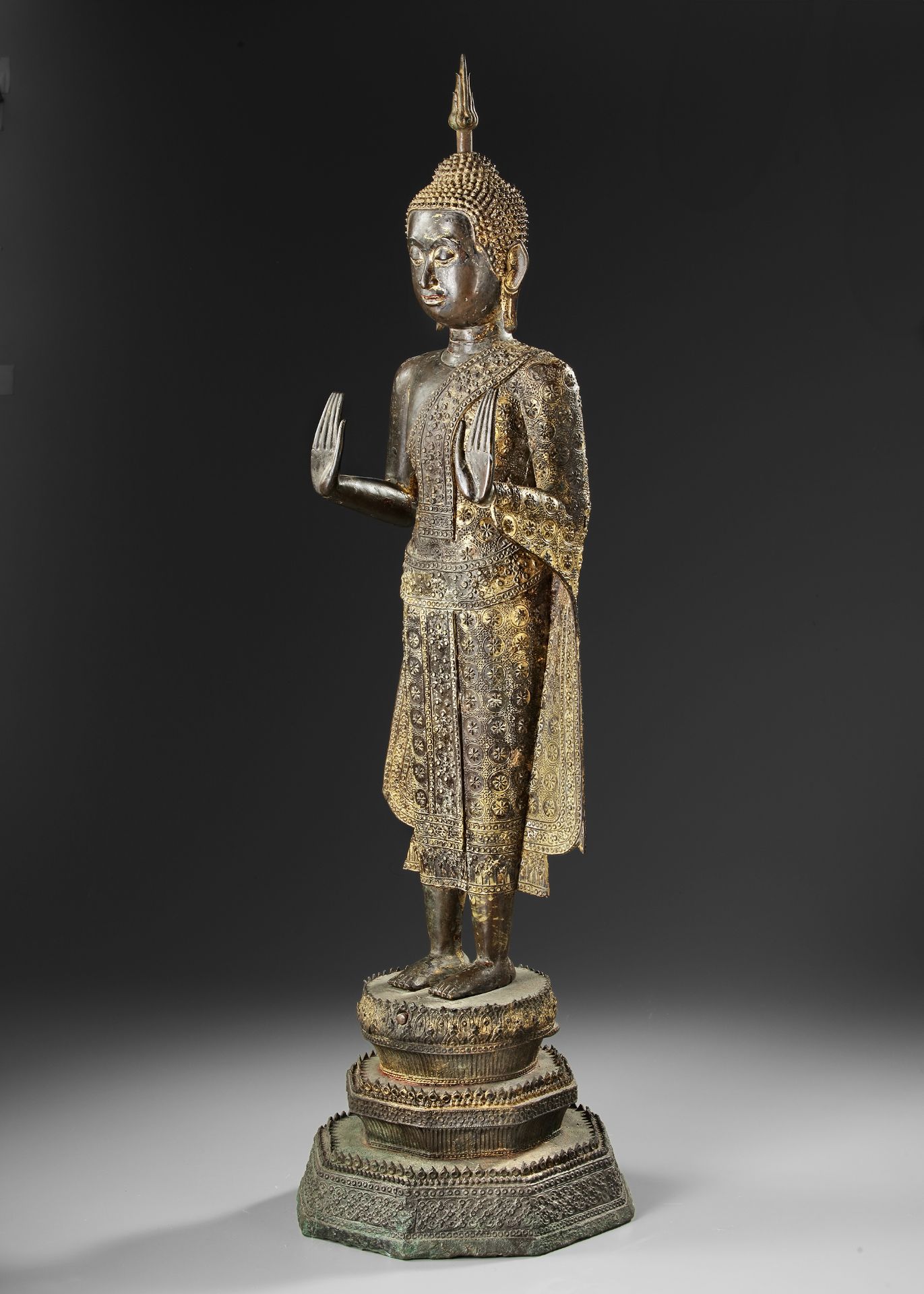 A GILT BRONZE STANDING FIGURE OF A BUDDHA, LATE 19TH CENTURY - Bild 2 aus 5