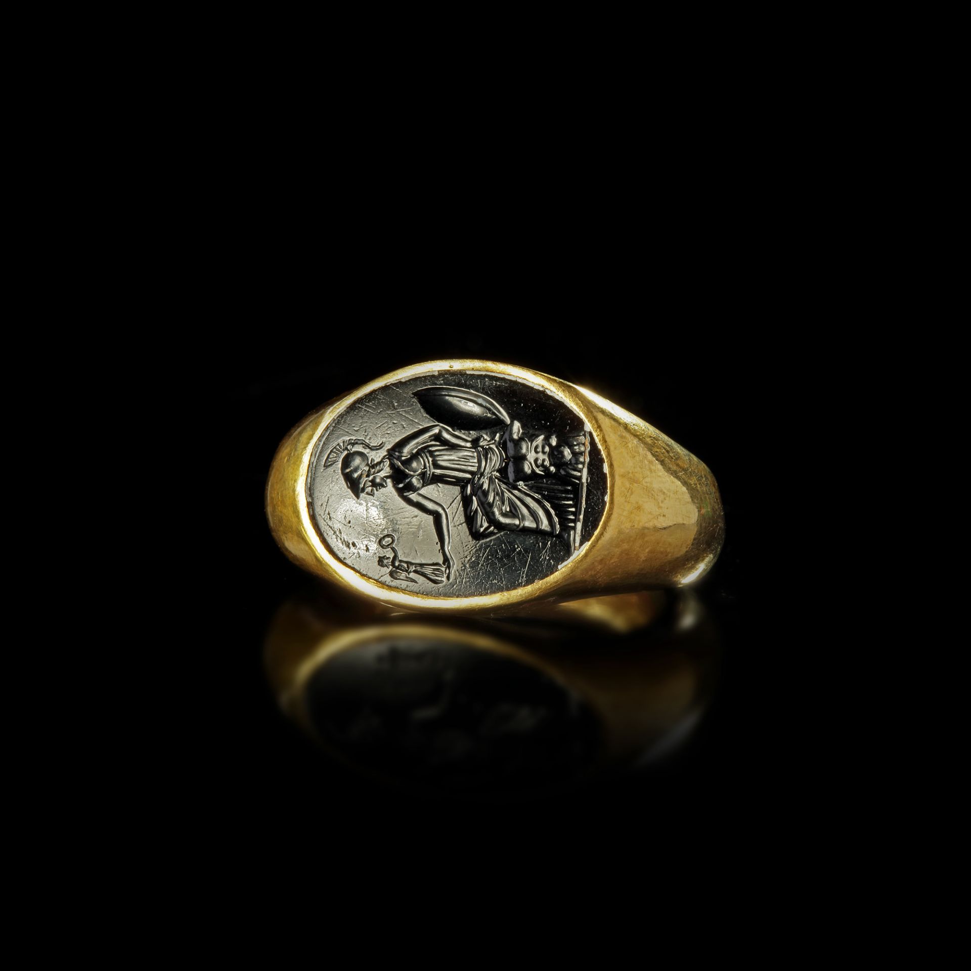 A LARGE ROMAN GOLD RING WITH A BLACK JASPER INTAGLIO OF MINERVA/ATHENA, 1ST CENTURY AD - Bild 2 aus 5
