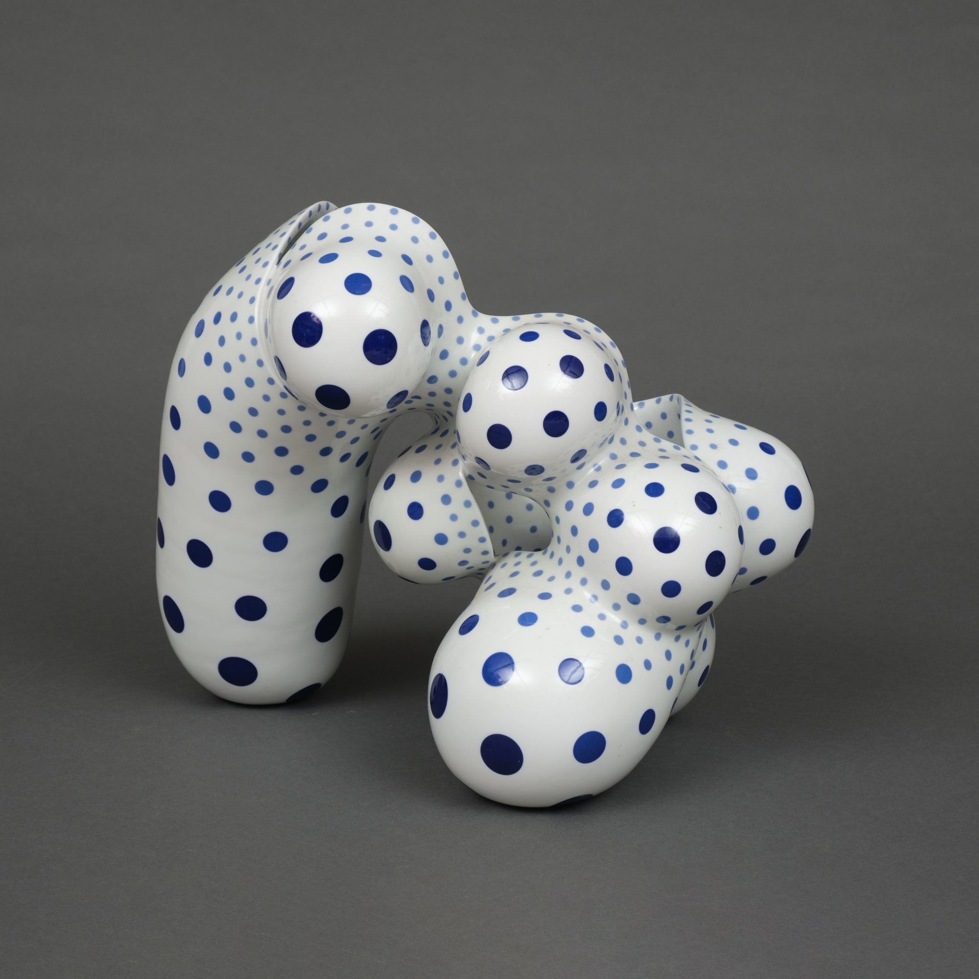 A LARGE PORCELAIN BIOMORPHIC SCULPTURE BY HARUMI NAKASHIMA, 2011 - Image 2 of 6