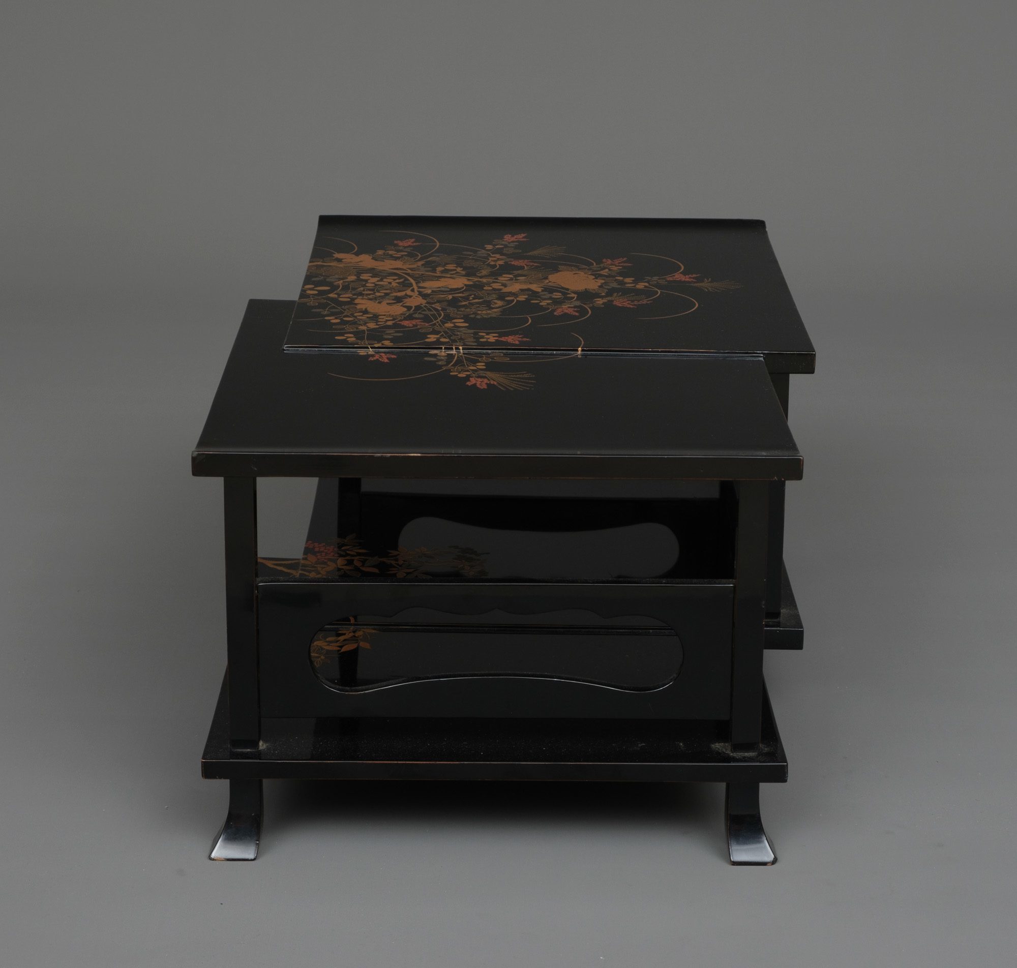 A JAPANESE LACQUER LOW TWO-TIERED DISPLAY TABLE, 1912-1926 (TAISHO PERIOD) - Image 3 of 15