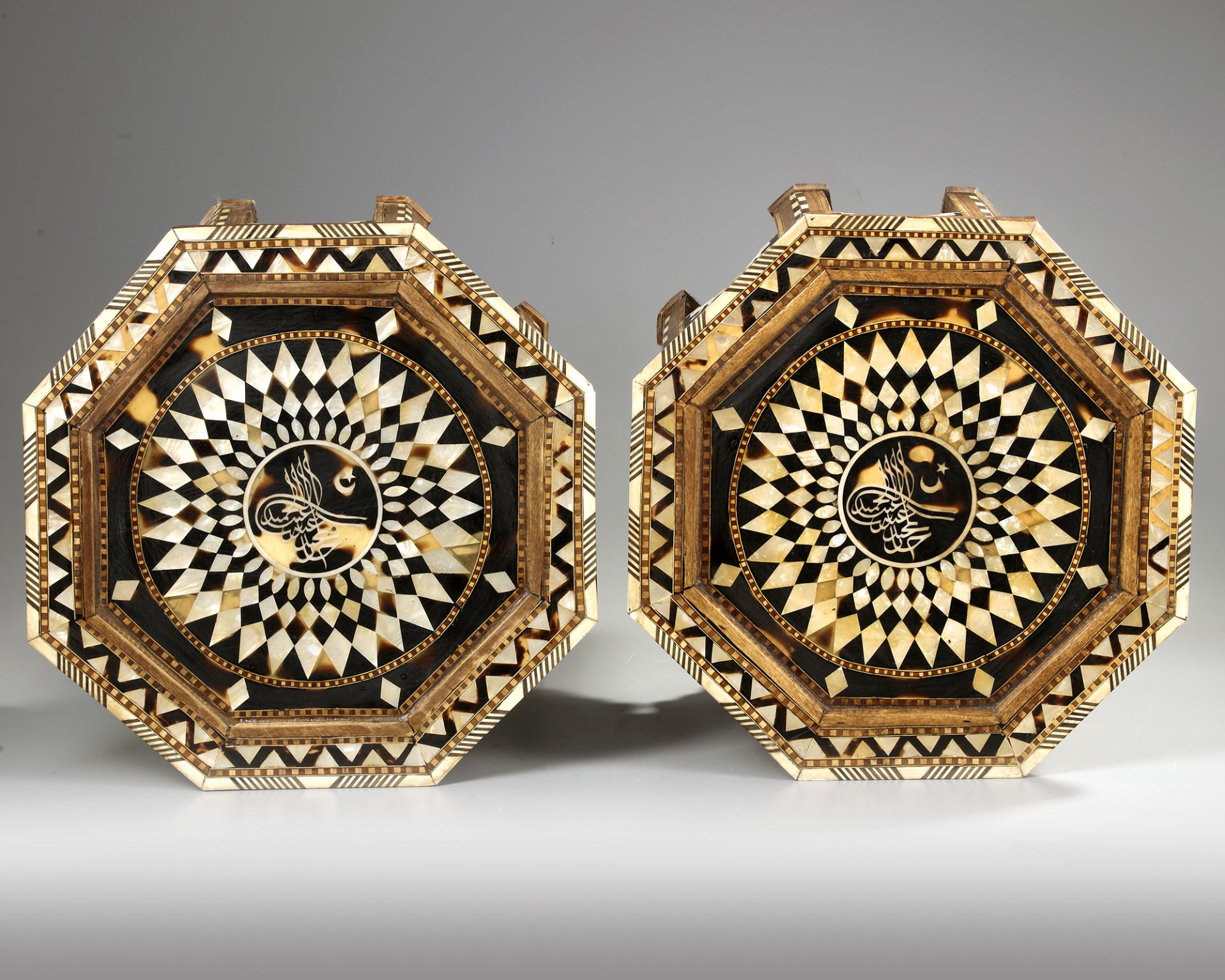 A PAIR OF OTTOMAN MOTHER OF PEARL AND TORTOISESHELL INLAID OCTAGONAL TABLES, EARLY 20TH CENTURY - Bild 2 aus 3