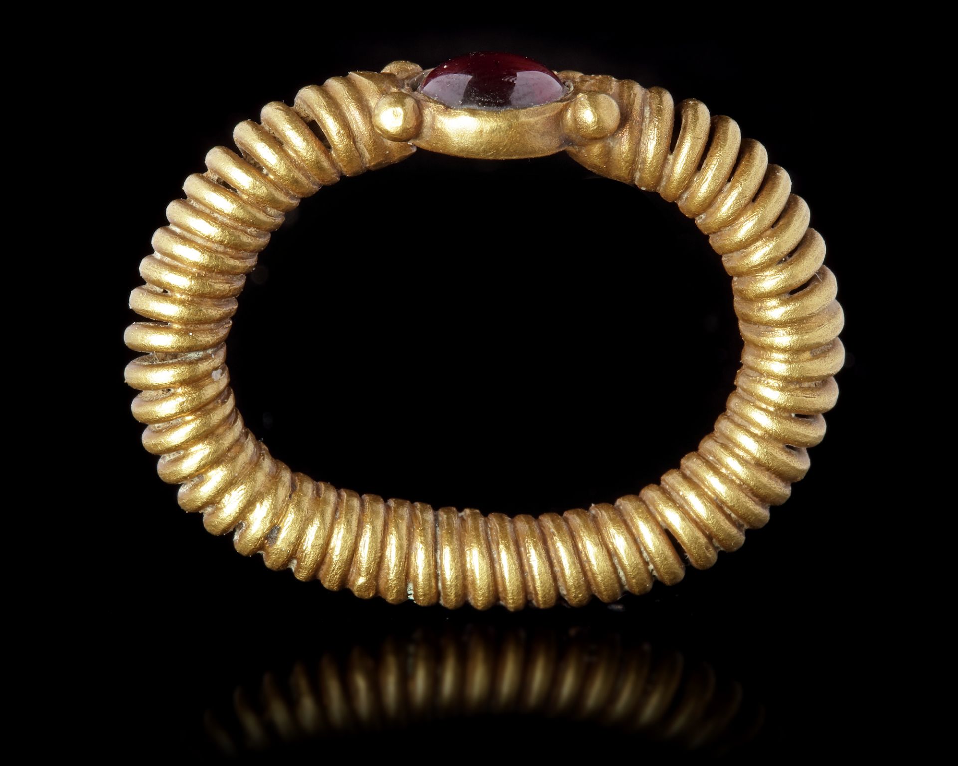 A PHOENICIAN GOLD RING, 5TH-6TH CENTURY BC - Bild 2 aus 3