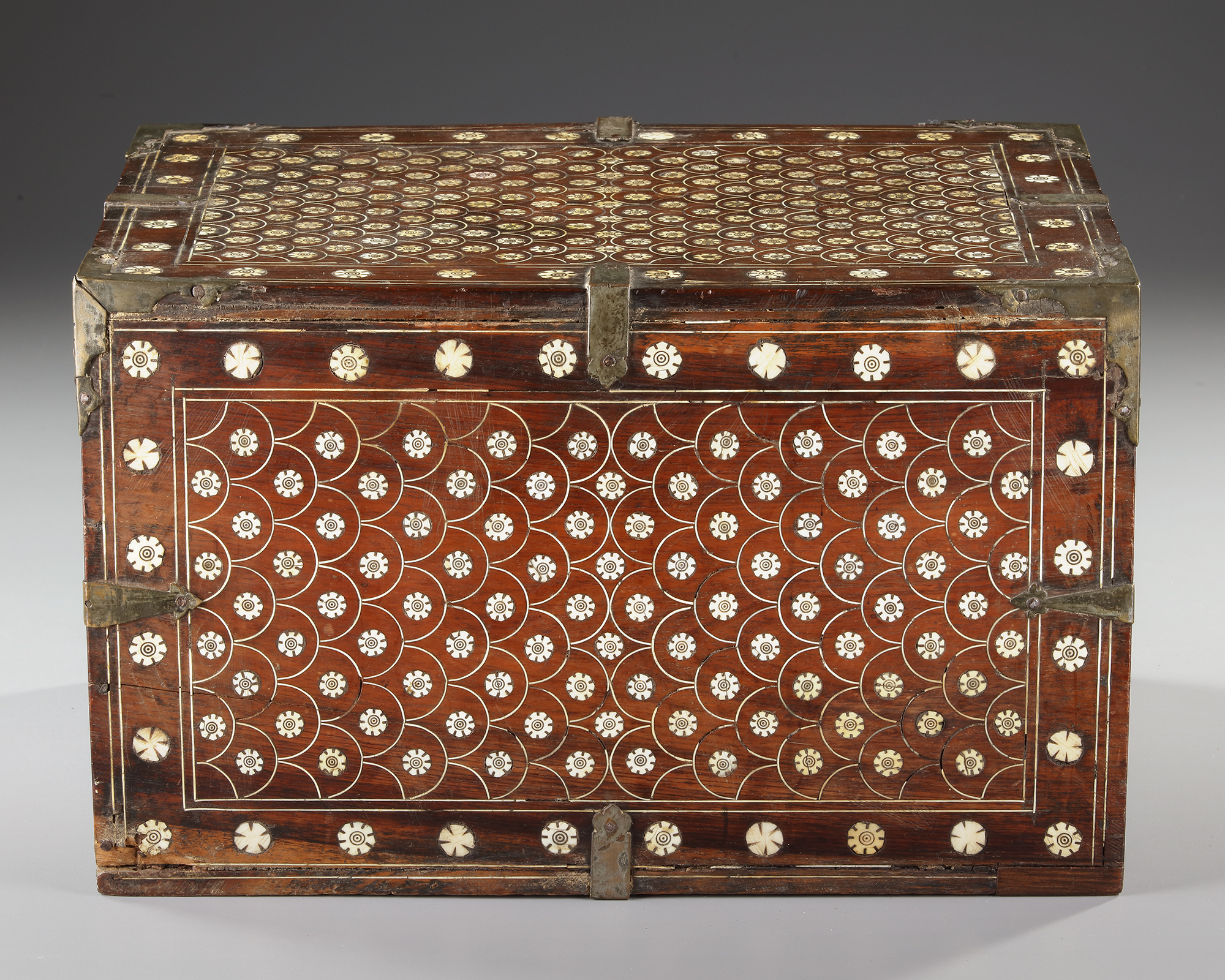 AN INDO-PORTUGUESE WOODEN AND BONE INLAID CHEST, GOA, 17TH CENTURY - Image 10 of 10