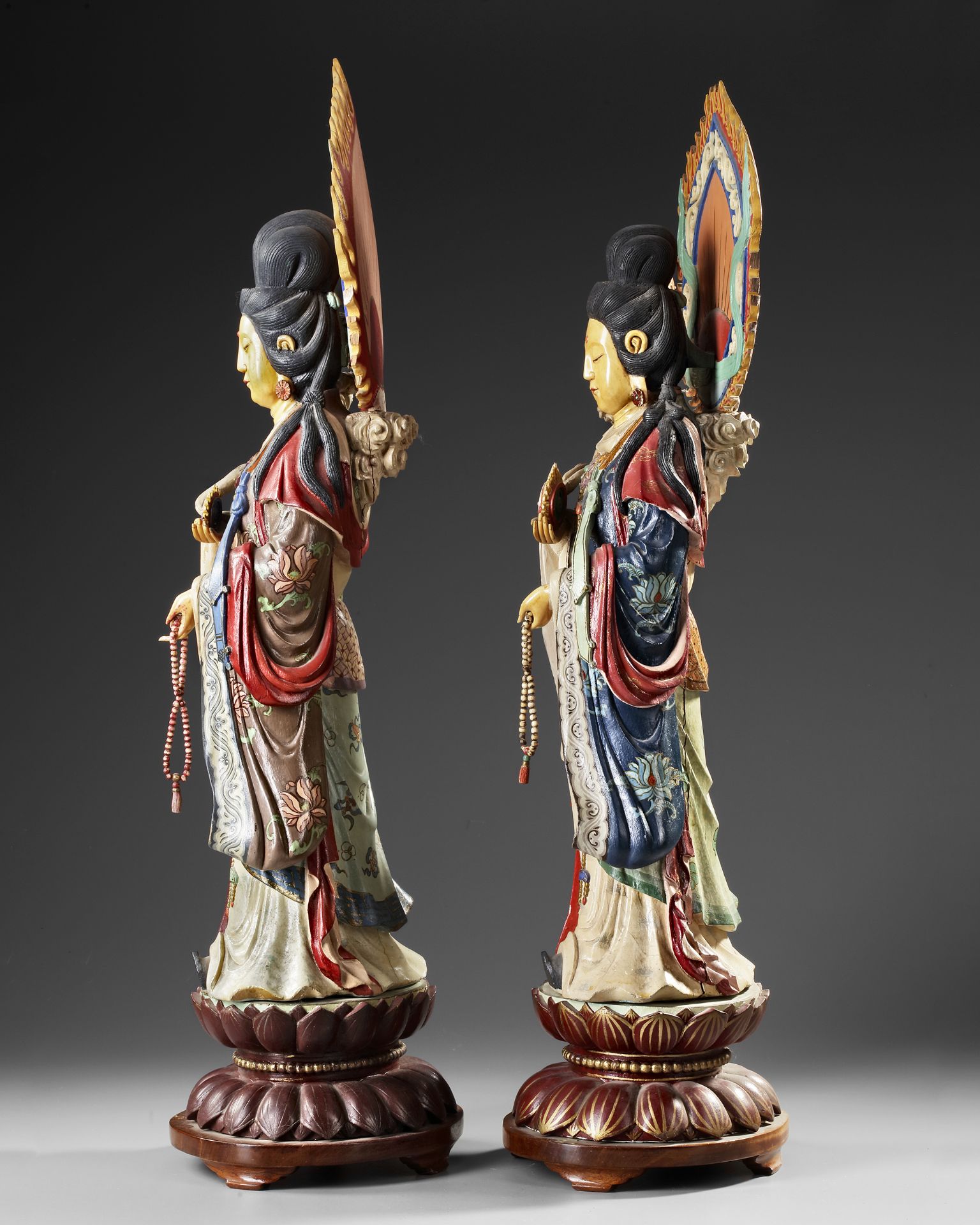 A PAIR OF CHINESE POLYCHROME PAINTED WOODEN CARVED FIGURES OF GUANYIN, EARLY 20TH CENTURY - Bild 3 aus 5
