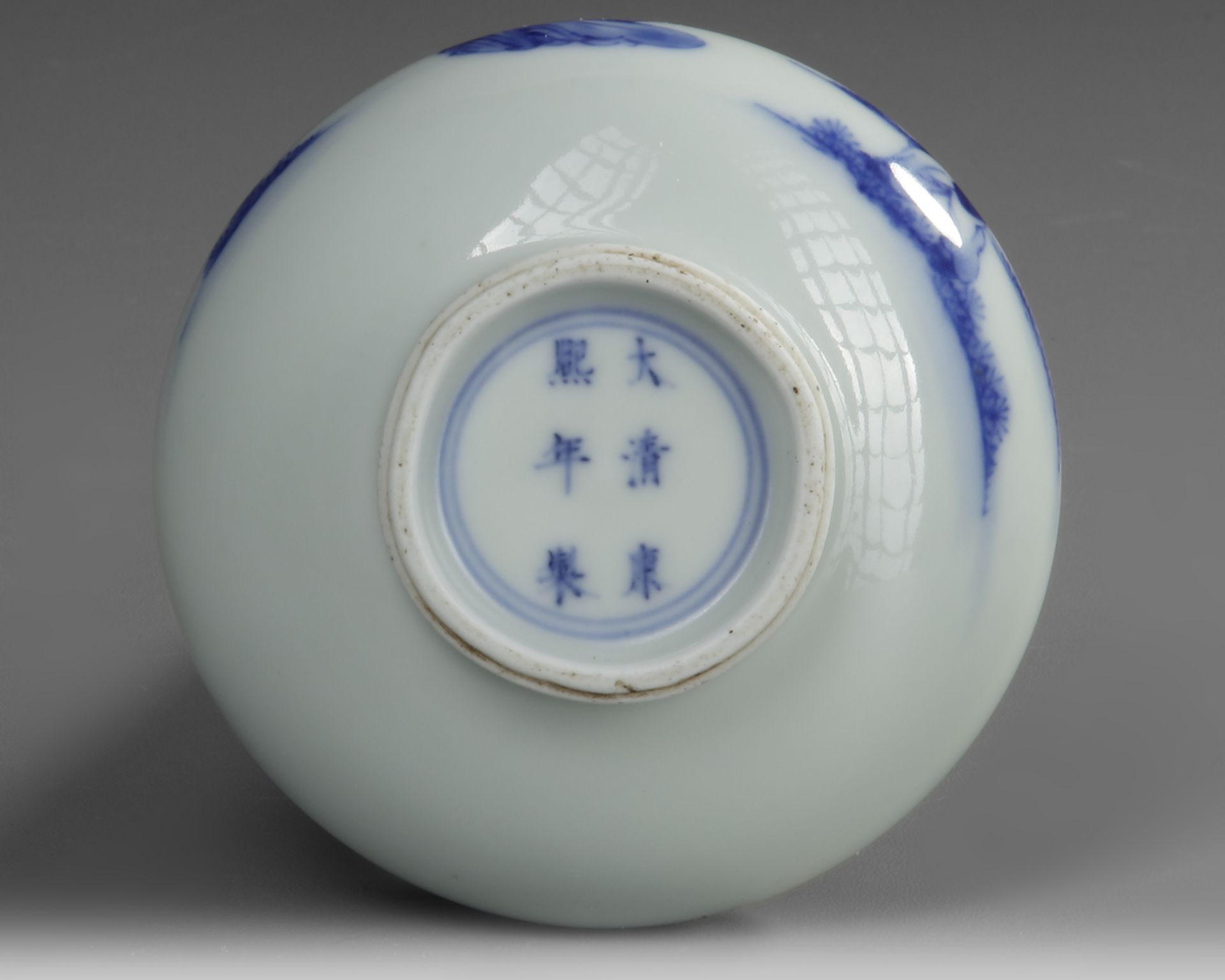 A SMALL CHINESE BLUE AND WHITE VASE, 19TH-20TH CENTURY - Bild 4 aus 4