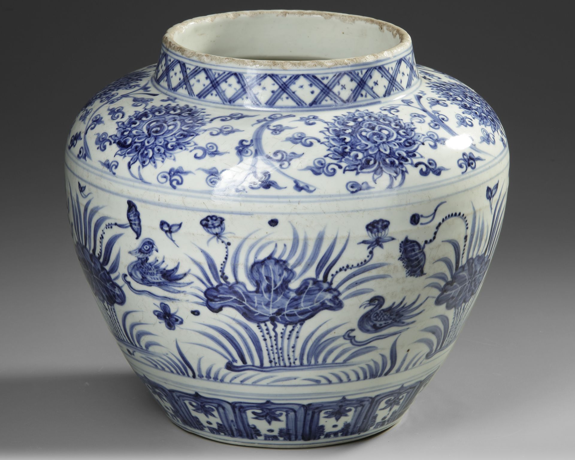 A CHINESE BLUE AND WHITE JAR, MING DYNASTY (1368-1644) OR LATER - Bild 2 aus 4