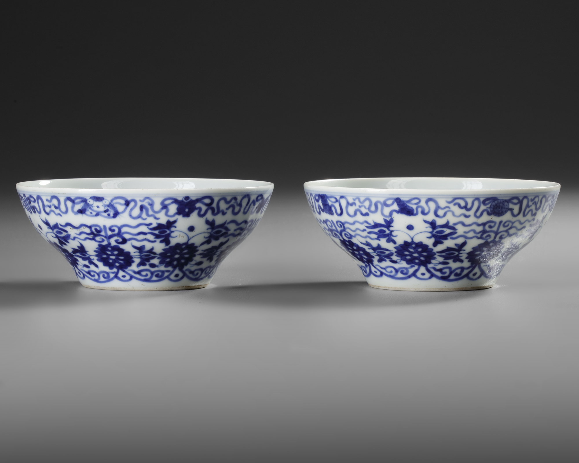 A PAIR OF CHINESE BLUE AND WHITE OGEE BOWLS, QING DYNASTY (1644–1911)