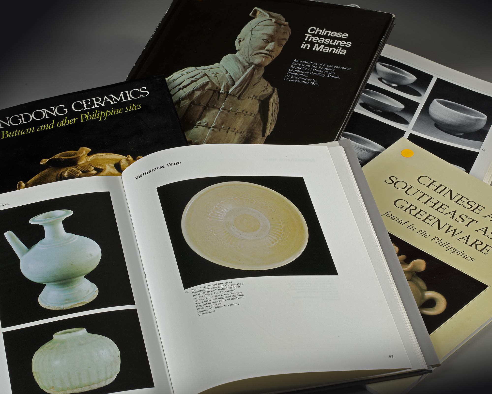 FIVE BOOKS ABOUT CHINESE CERAMICS IN THE PHILIPPINES, 1976 AND LATER - Image 3 of 3