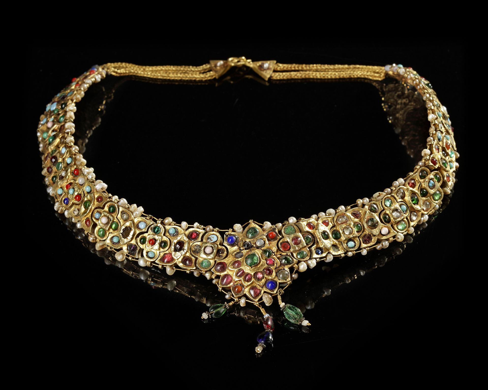 A MUGHAL GEM-SET ENAMELED GOLD NECKLACE, LATE 18TH CENTURY - Image 3 of 8