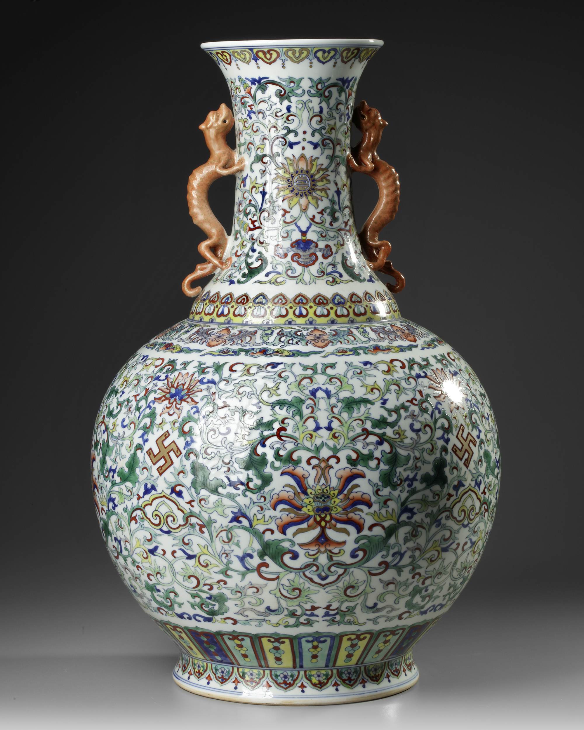 A LARGE CHINESE DOUCAI BOTTLE VASE, 19TH-20TH CENTURY