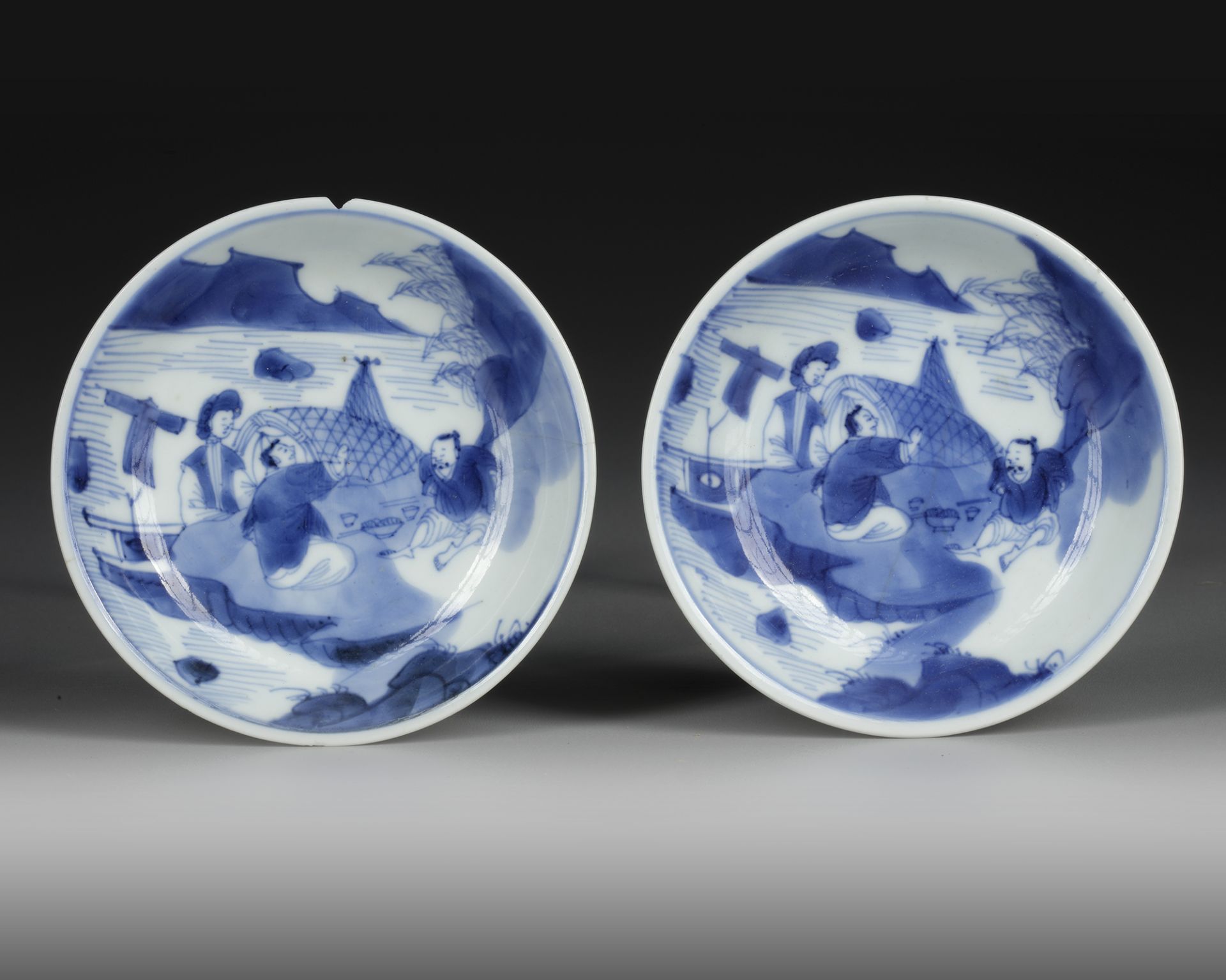 A PAIR OF BLUE AND WHITE DISHES, TRANSITIONAL PERIOD, 17TH CENTURY