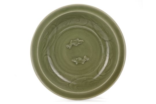 A CHINESE LONGQUAN CELADON TWIN FISH DISH, YUAN DYNASTY (1271-1368 AD) - Bild 1 aus 2