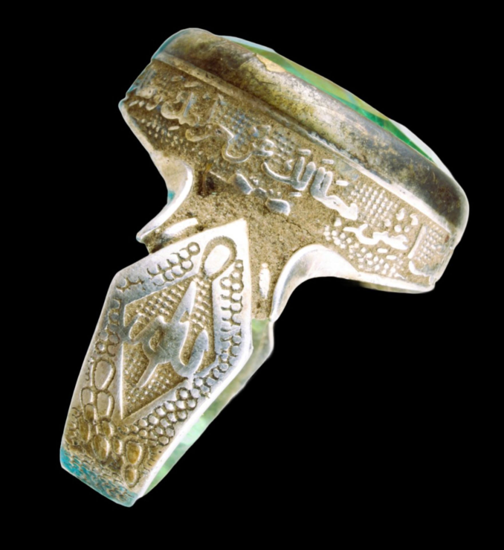 Silver ring with green stone engraved with islamic script - Image 3 of 7