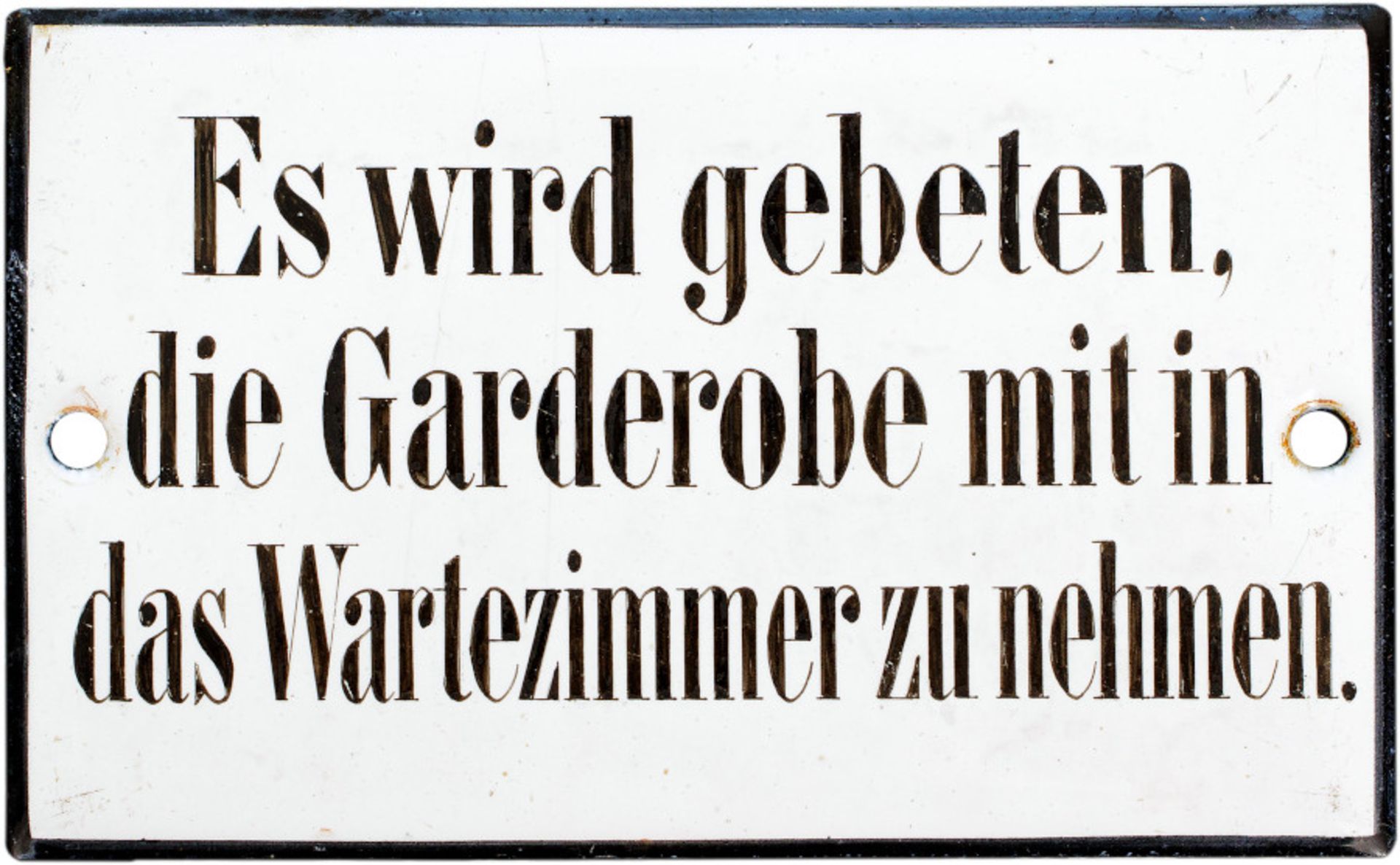 Emailschild "Es wird gebeten, die Garderobe...", um 1910