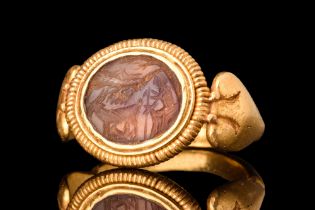 LATE ROMAN GOLD RING WITH A BUCOLIC SCENE INTAGLIO