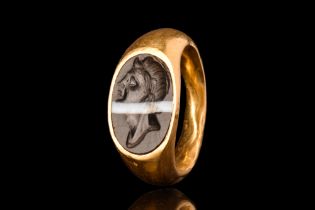 ROMAN GOLD RING WITH BANDED AGATE PORTRAIT INTAGLIO