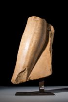 EGYPTIAN MIDDLE KINGDOM CALCITE LEG STATUE FRAGMENT