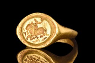 GRECO-BACTRIAN GOLD SEAL RING WITH BULL