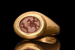 RARE ROMAN GOLD RING WITH CARNELIAN INTAGLIO DEPICTING A HUNTING SCENE - HEAVY GOLD