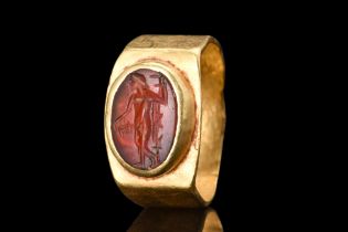 ROMAN GOLD RING WITH GENIUS CARNELIAN INTAGLIO