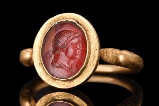 ROMAN GOLD RING WITH CARNELIAN PORTRAIT INTAGLIO
