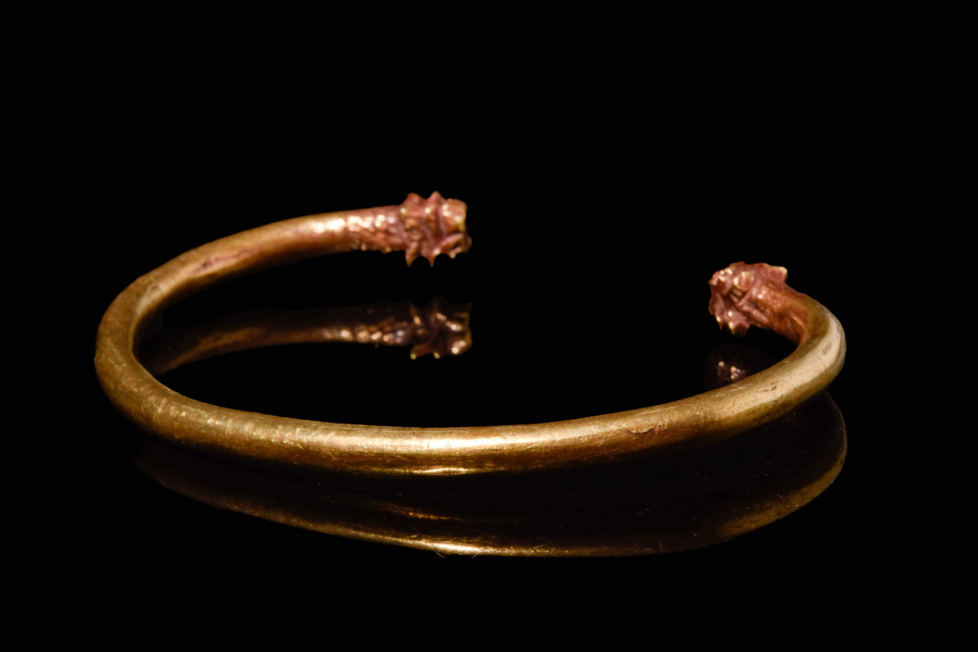 HELLENISTIC GOLD BRACELET DECORATED WITH LION HEAD TERMINALS - Image 3 of 5