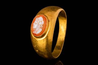 ROMAN GOLD FINGER RING WITH SARDONYX CAMEO OF A WOMAN