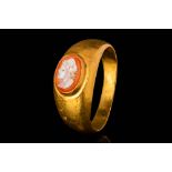 ROMAN GOLD FINGER RING WITH SARDONYX CAMEO OF A WOMAN