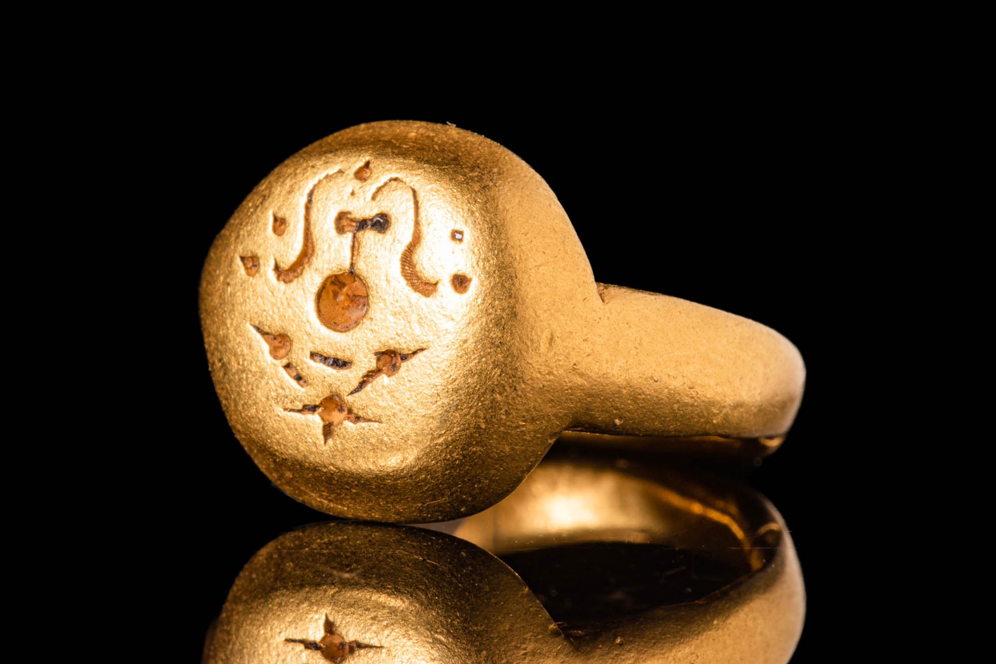 RARE JAVANESE GOLD RING WITH SRI MOTIF - Image 2 of 5