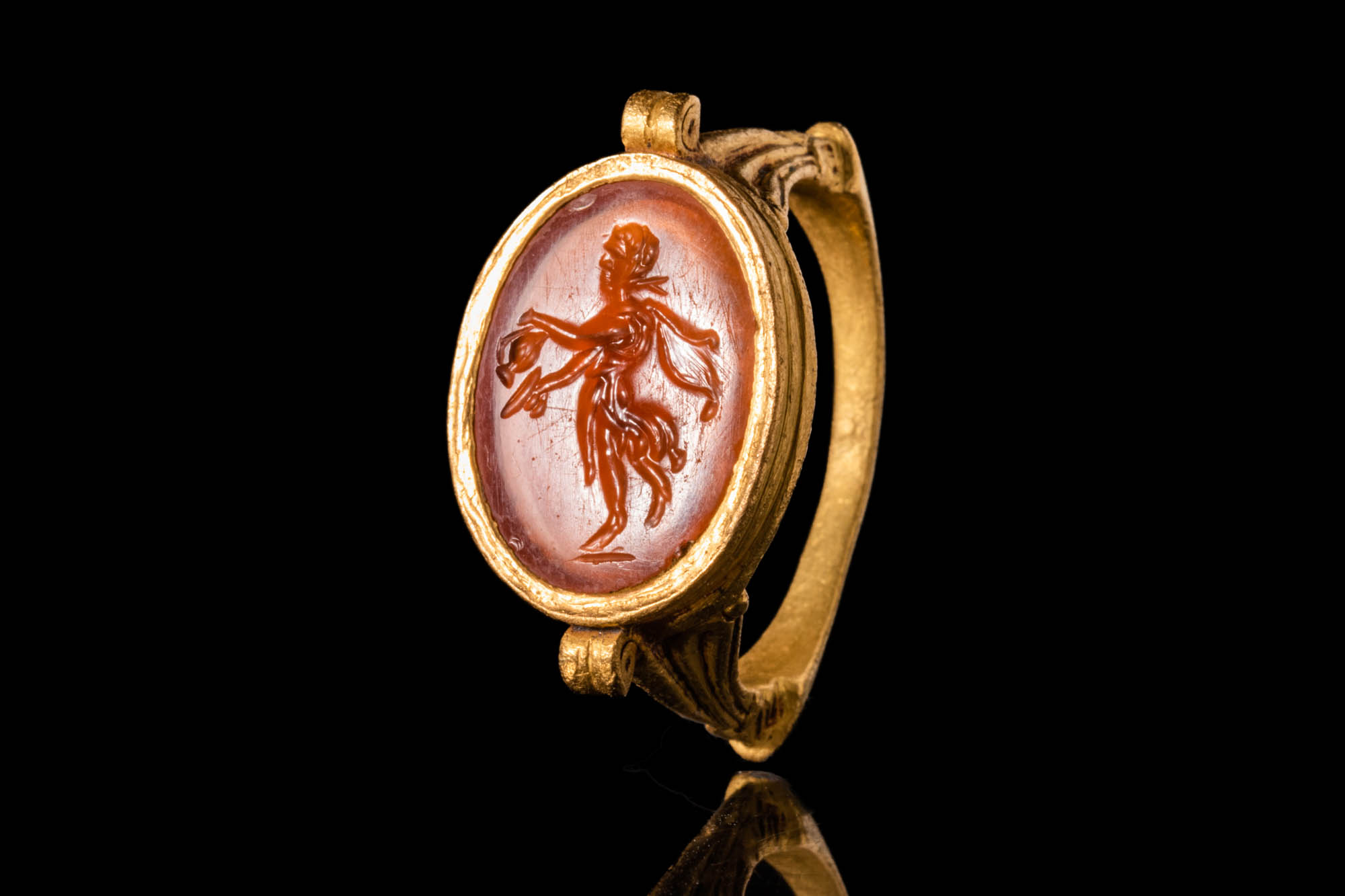 LATE ROMAN GOLD RING WITH INTAGLIO DEPICTING A SATYR