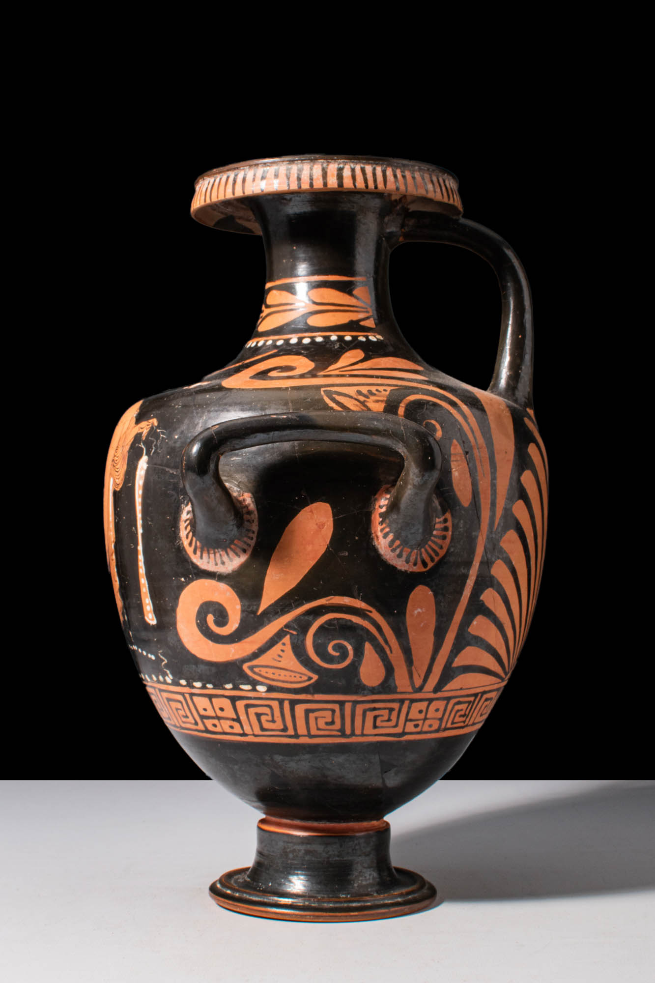 APULIAN RED-FIGURE HYDRIA WITH MAENAD AND DIONYSUS - Image 4 of 8