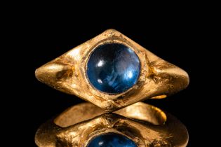 LATE ROMAN GOLD RING WITH SAPPHIRE CABOCHON