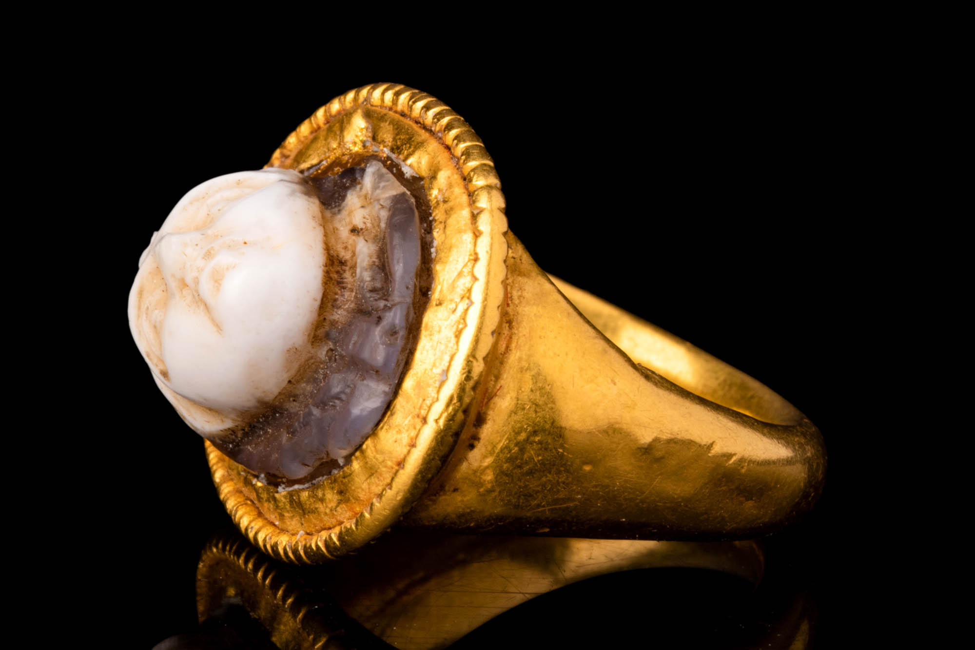 ROMAN GOLD RING WITH MEDUSA HEAD CAMEO - Image 5 of 7