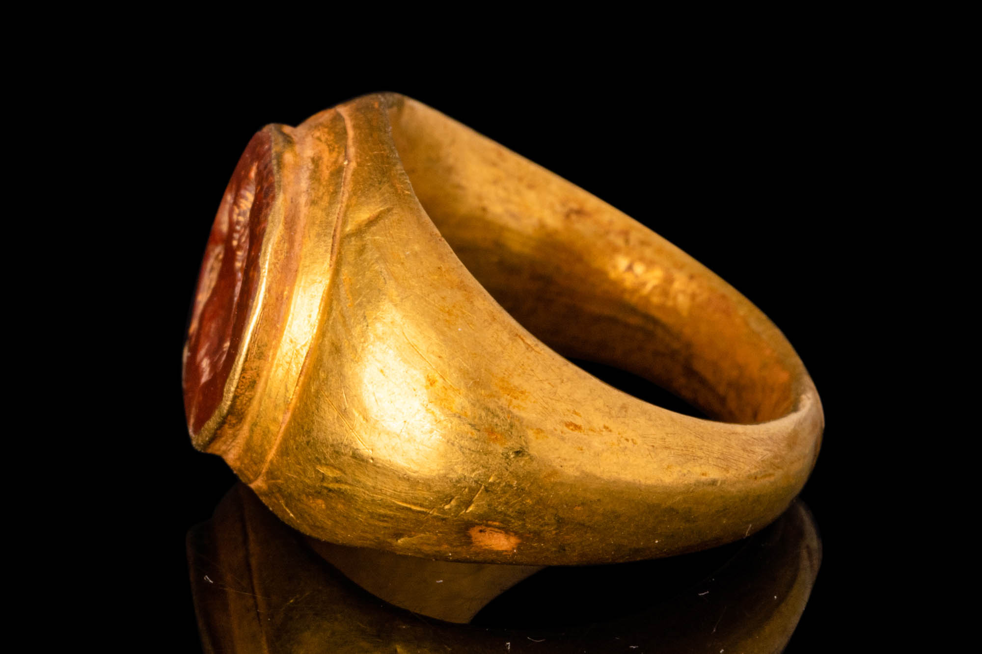 ROMAN GOLD FINGER RING WITH JASPER INTAGLIO DEPICTING A YOUNG WOMAN - Image 4 of 6