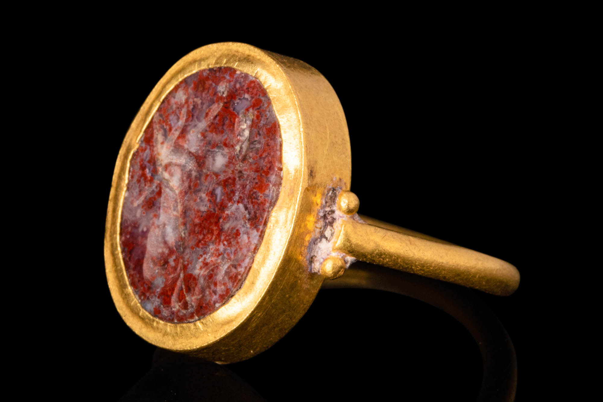 ROMAN GOLD FINGER RING WITH RED JASPER INTAGLIO OF A HIPPOCAMPUS - Image 4 of 6