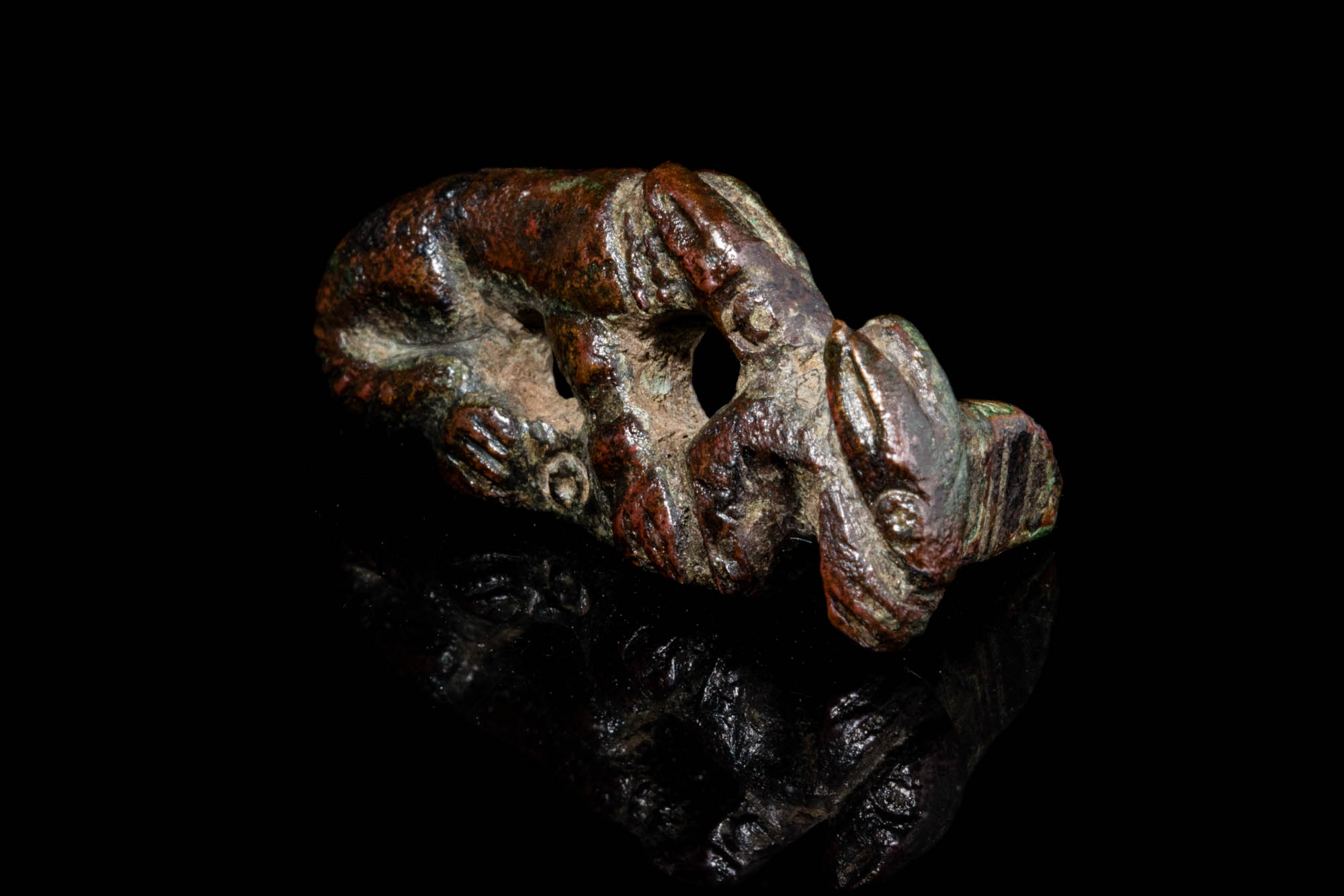 ROMAN BROOCH DEPICTING A WOLF EATING A RABBIT - Image 2 of 3