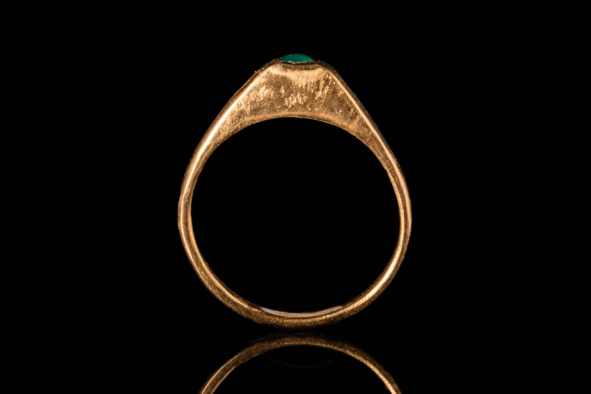HEAVY MEDIEVAL GOLD STIRRUP RING WITH GREEN CHALCEDONY - Image 5 of 5