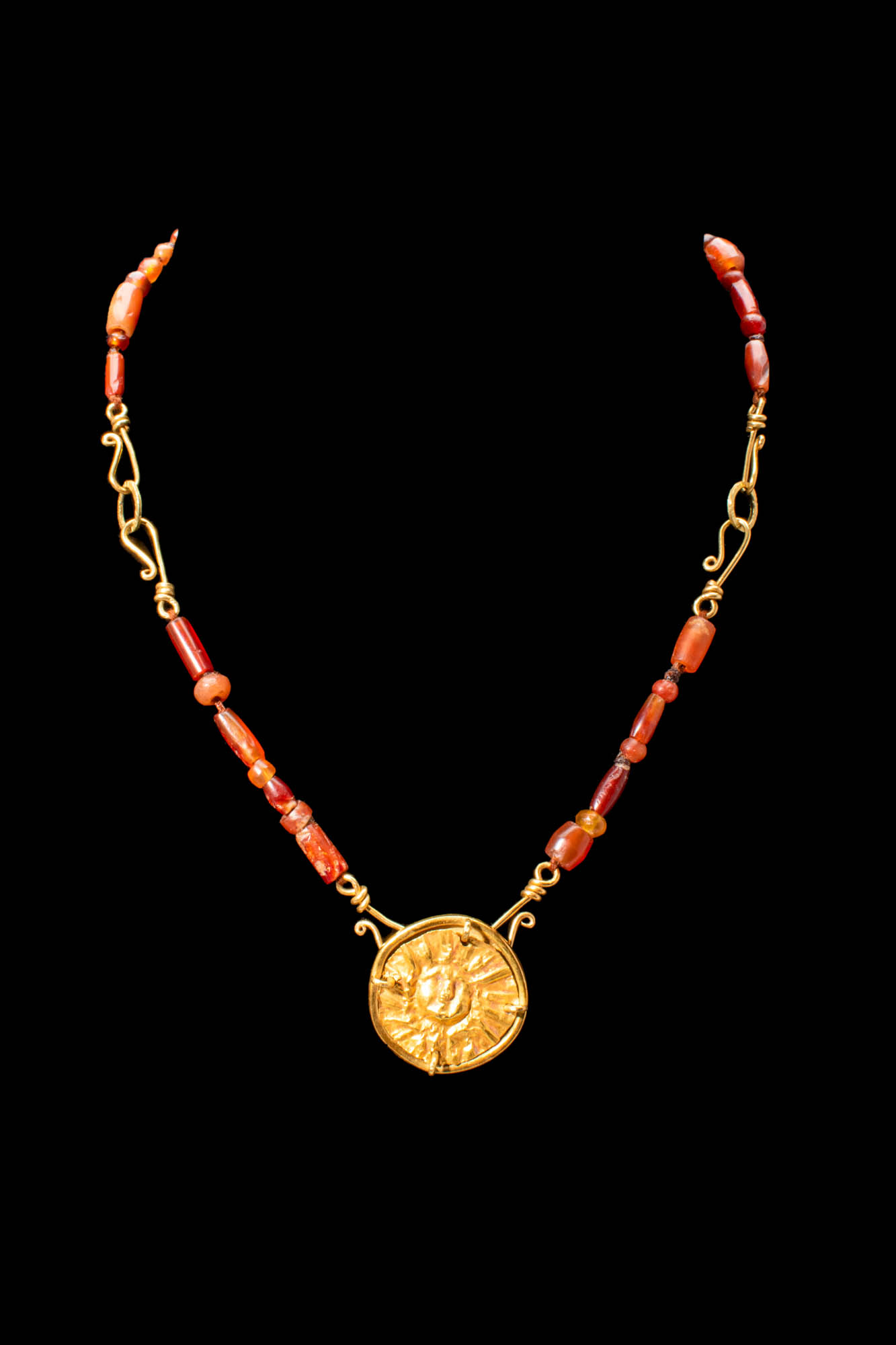 PTOLEMAIC PERIOD CARNELIAN AND GOLD NECKLACE WITH SUN PENDANT