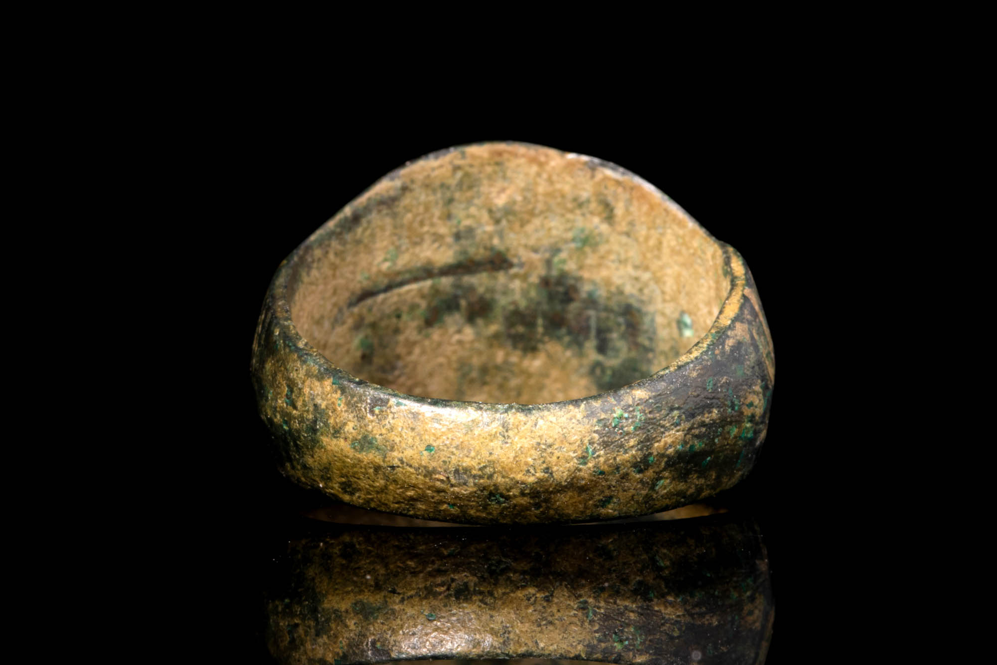 MEDIEVAL BRONZE RING WITH DECORATED BEZEL DEPICTING A GEOMETRIC MOTIF - Image 4 of 4