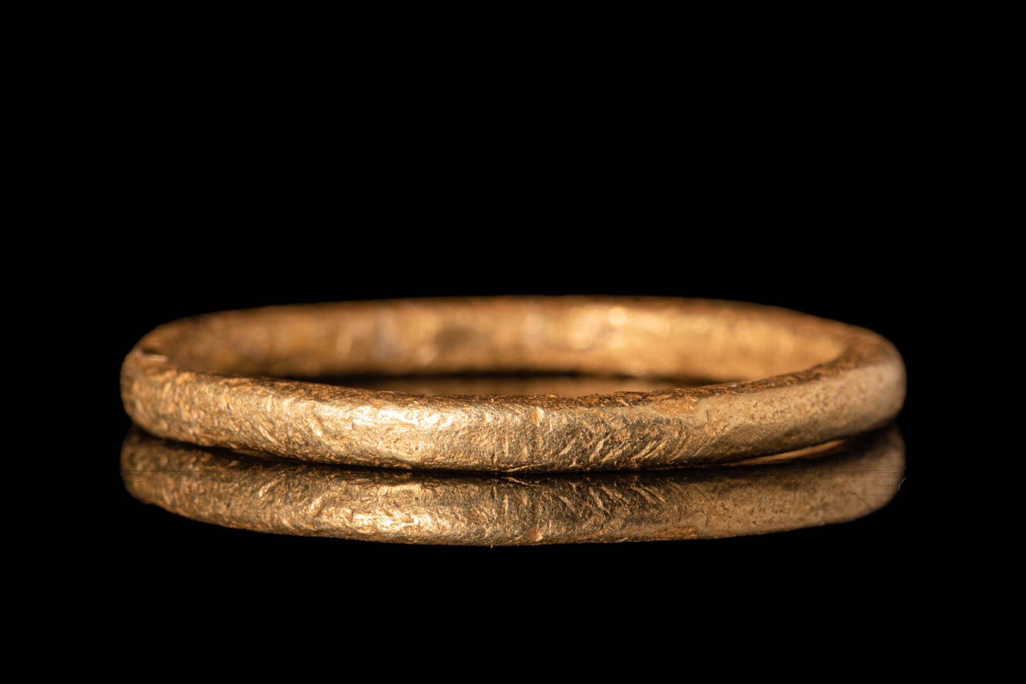 VIKING/SAXON AGE GOLD RING WITH SIMPLE HOOP - Image 2 of 4