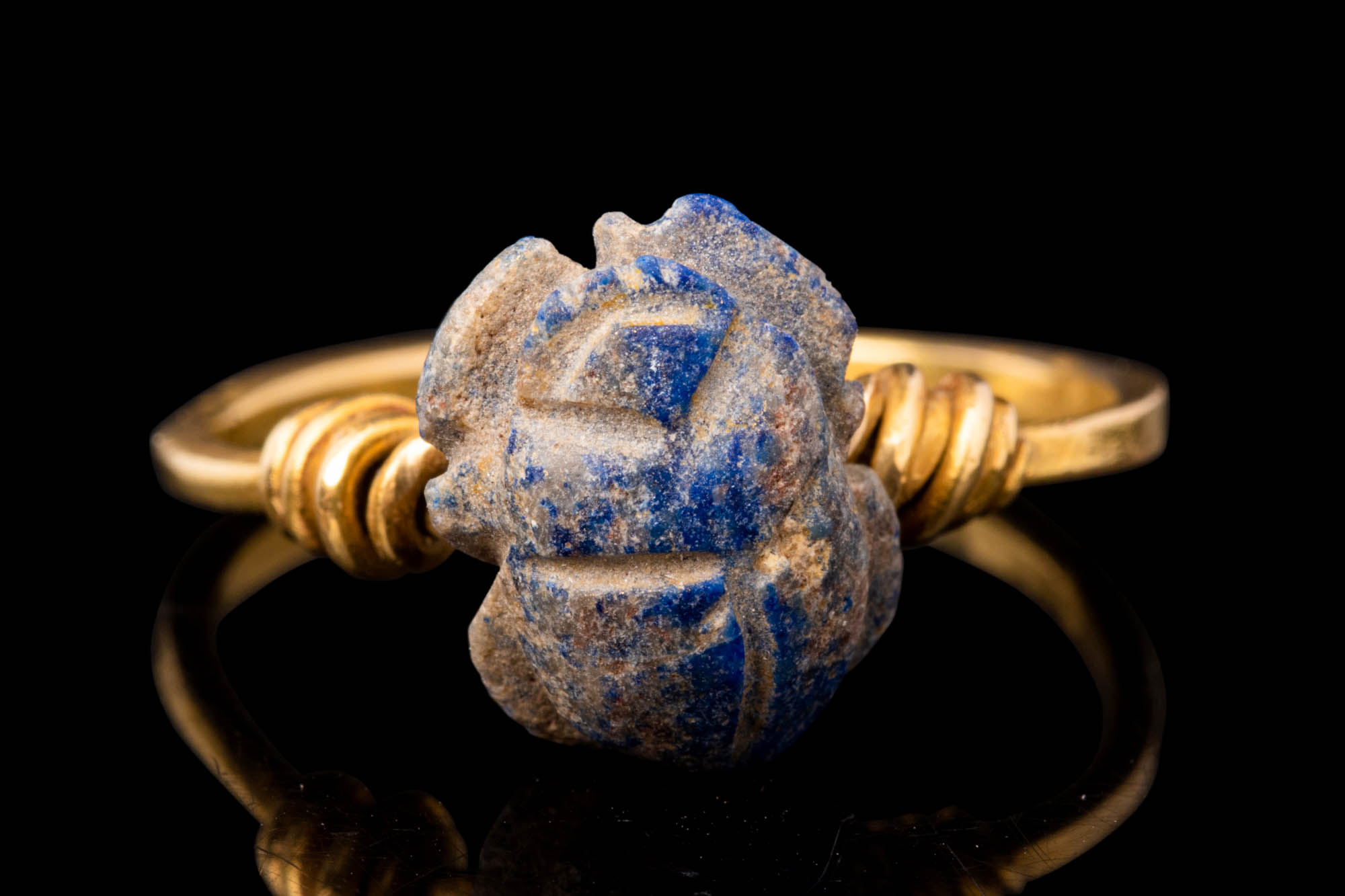 EGYPTIAN GOLD RING WITH LAPIS LAZULI SCARAB - Image 2 of 4